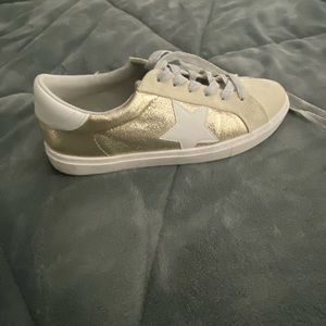 Boutique Women’s sneaker, size 9!